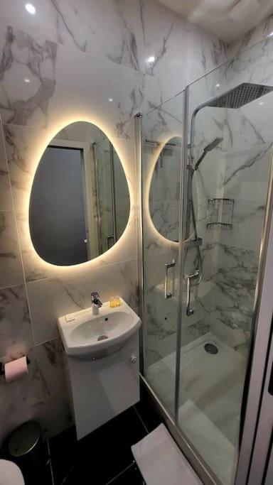 Fully Renovated Historic Apt In Heart Mouffetard Paris Exterior foto